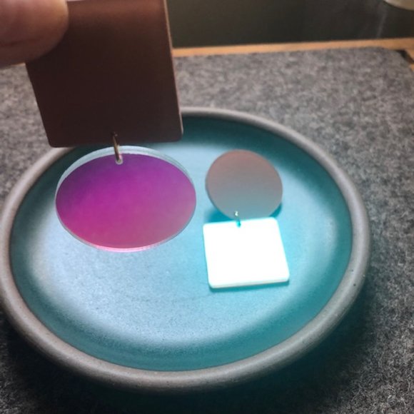 Eco-resin asymmetrical statement earrings - Picture 2 of 3